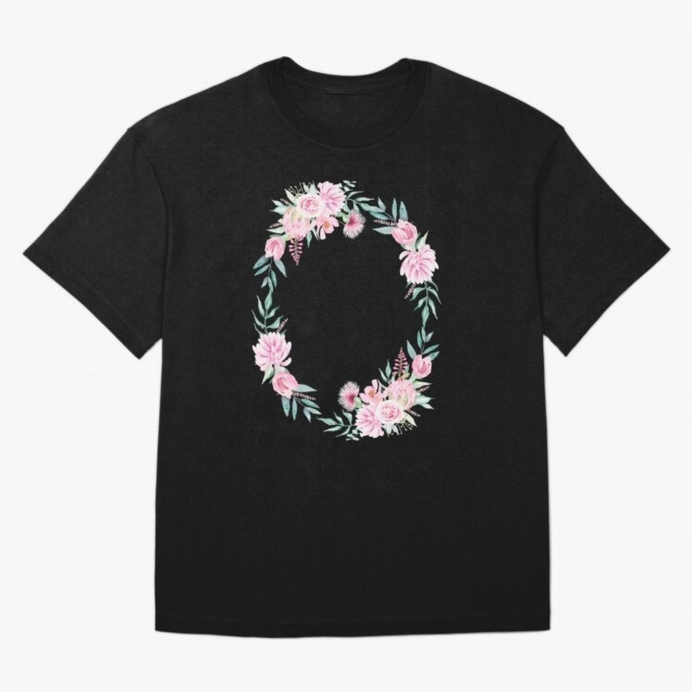Proverbios 31:25 ¨C Est¨¢ vestida de fuerza y dignidad | Vers¨ªculo B¨ªblico Floral | Mujer de Fe Oversized T-Shirt Wear the Spirit of FIFA World Cup 2026 for Fans of Messi, CR7 and Mbappe and England, France and Netherlands, Bringing Tournament